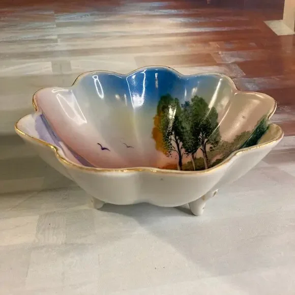 Vintage 60s/70s Japanese Hand-painted Tripod Bowl w/Gilded Scalloped Edges - Picture 2 of 3